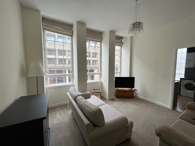 Lovely One Bedroom Apartment in West End  Main Photo