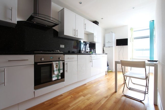 3 Bed Flat! Limehouse Move Asap! Main Photo