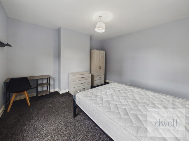 Newly Decorated Double Bedroom with Ensuite  Main Photo