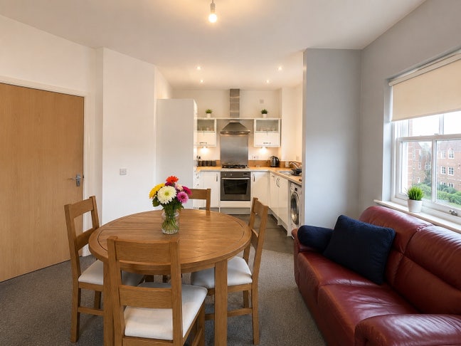 Spacious  Furnished En- suit Room.  Main Photo