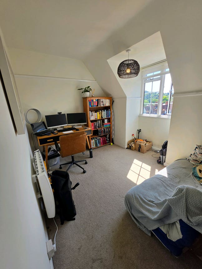 Double room for rent - guildford town centre Main Photo