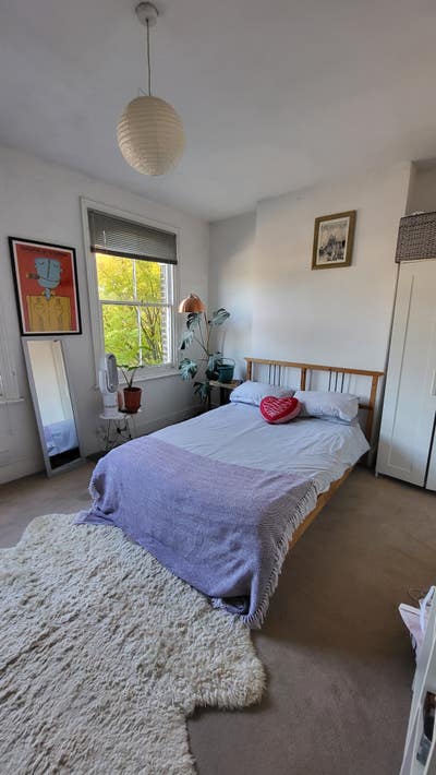 Large, Light Room in Welcoming House Main Photo