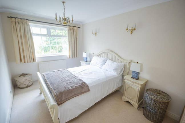 Double Room to rent in Bramhall Main Photo