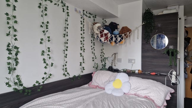 Double Bed Room in Great Location (51 Weeks) Main Photo