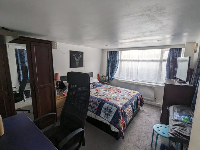 Room in a three bedroom, ground floor flat Main Photo
