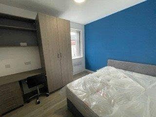 Single en-suite bedroom available in sharing w 1 p Main Photo