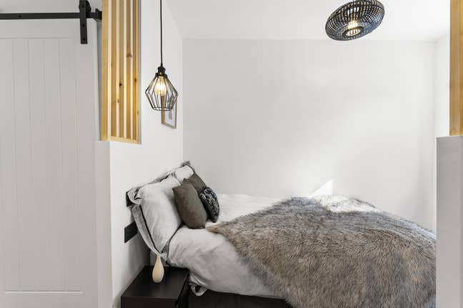 Spacious studio with all bills included Main Photo