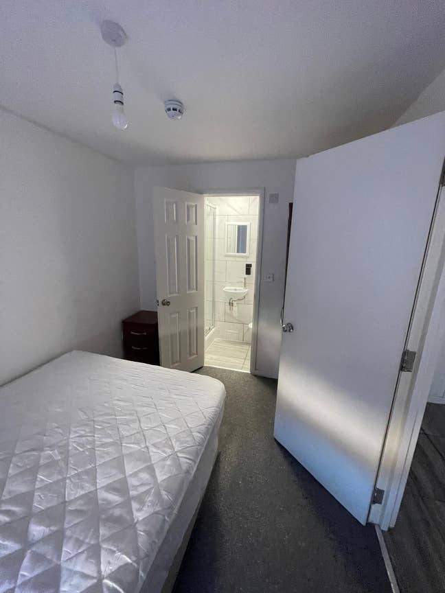 Small En-Suite Room in Conniburrow Main Photo
