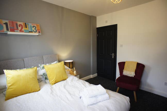Modern Double Bedroom with ensuite, DY5 Main Photo