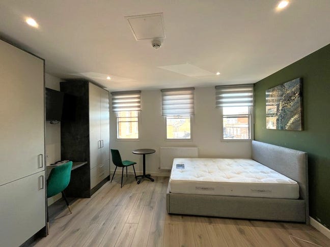 Spacious Studio Just One Minute from Queensgate!😍 Main Photo