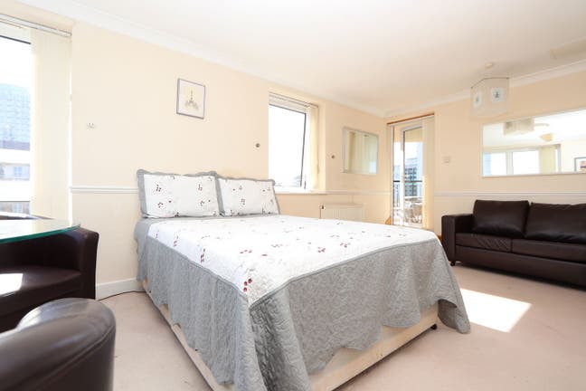 Top 3 Bed by Canary Wharf with Balcony -Great View Main Photo