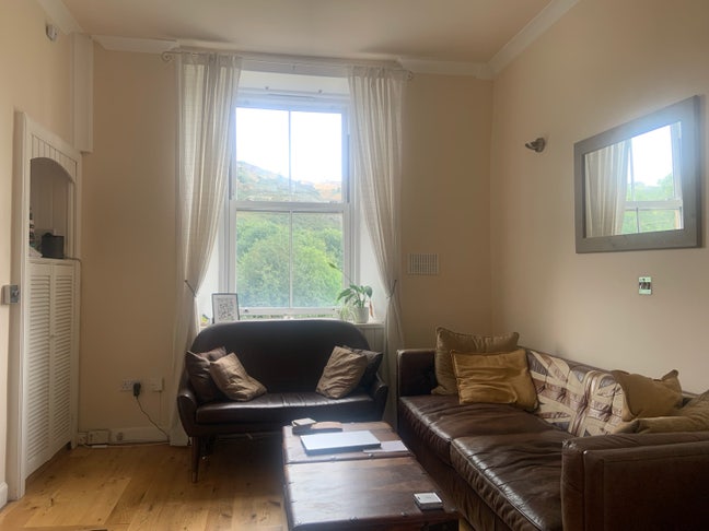 Large room in 2 bed flat overlooking Holyrood park Main Photo
