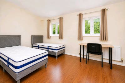 Mid-Sept > Shared Twin Room Available >&pound;110 pppw Main Photo