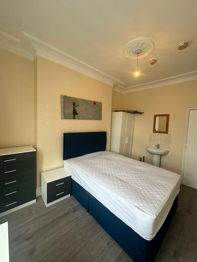 Newly Refurbished and Furnished Room to Rent Main Photo