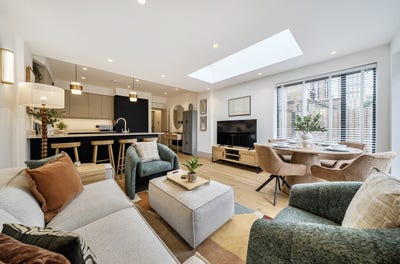 3 Bedrooms available in a newly renovated house! Main Photo