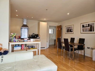 Canary Wharf Modern Spacious Bed in 2B1B  &pound;1350pm Main Photo