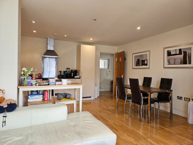 Canary Wharf Modern Spacious Bed in 2B1B  &pound;1350pm Main Photo