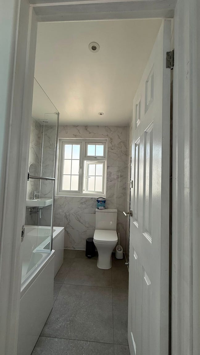 Entire floor (two rooms) with private bathroom Main Photo