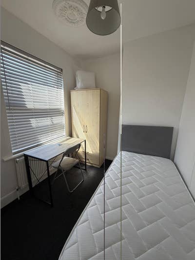 Single Room / Friendly House  Main Photo