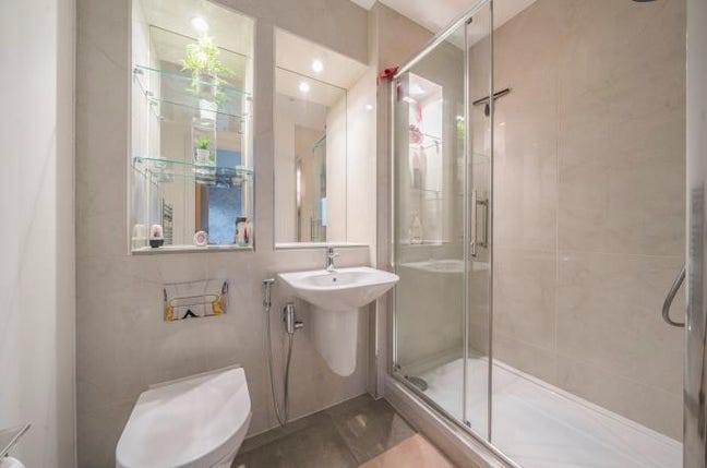 Spacious Ensuite Room in Penthouse | Female Prefer Main Photo