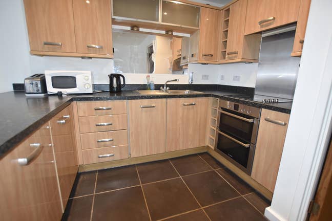 Modern 2-Bed Flat | Great Isleworth Location Main Photo