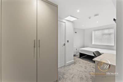 Luxury L Shaped Studio With Parking On Burton Rd ⭐ Main Photo