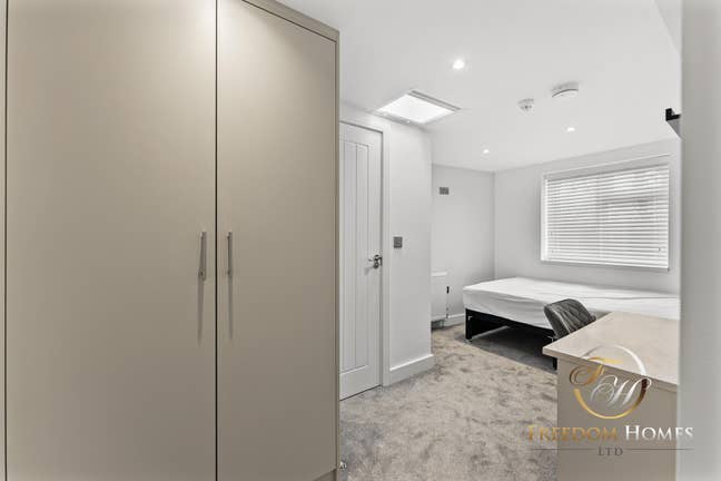Luxury  Studio With Parking On Burton Rd ⭐ Main Photo