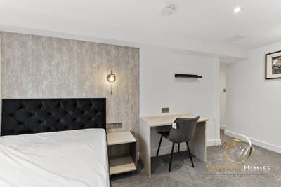 Luxury  Studio With Parking On Burton Rd ⭐ Main Photo
