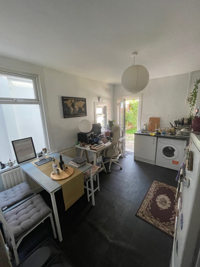 One Double bedroom ground floor garden  Main Photo