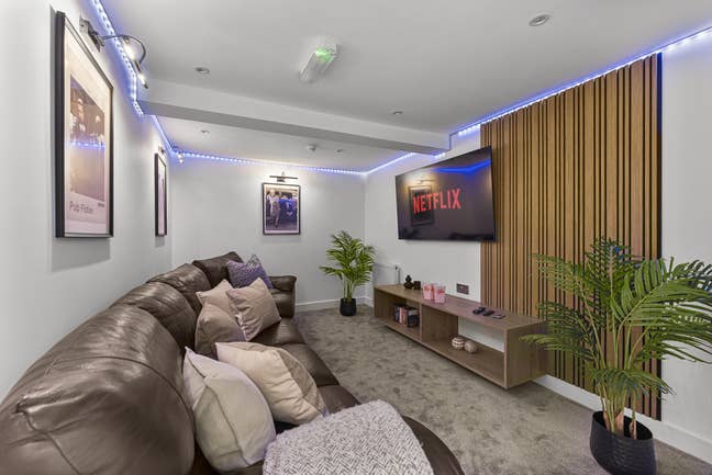 Luxury  Studio With Parking On Burton Rd ⭐ Main Photo