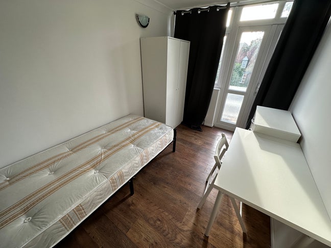 Single Room w/ Private Balcony | South Harrow Main Photo
