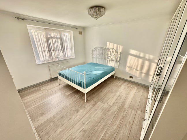 Bright & Quiet Double Room- Bills Included Main Photo