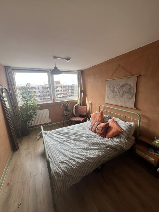 Large room with big windows available in Hammersmi Main Photo