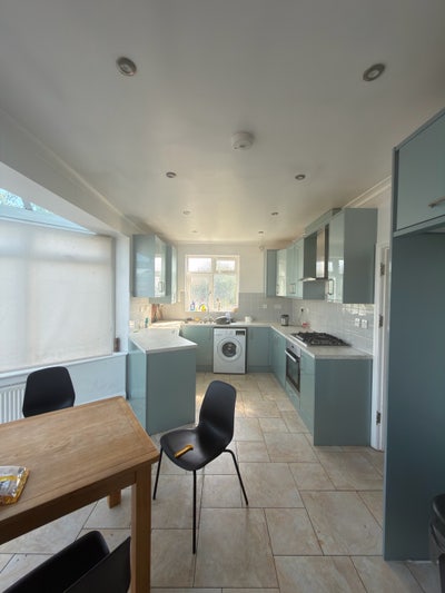 Beautiful 3 bedroom house available - NN2 Main Photo