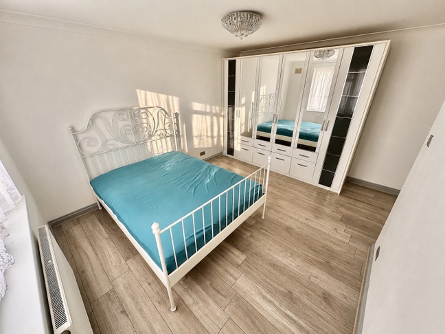 Bright & Quiet Double Room- Bills Included Main Photo