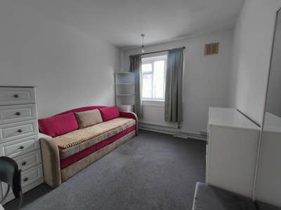 Newly refurbished double room for rent Main Photo