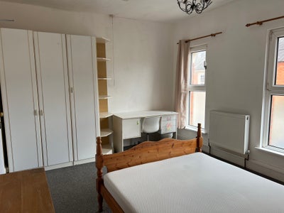 1 room in Kingsley & 1 room in Town Centre  Main Photo