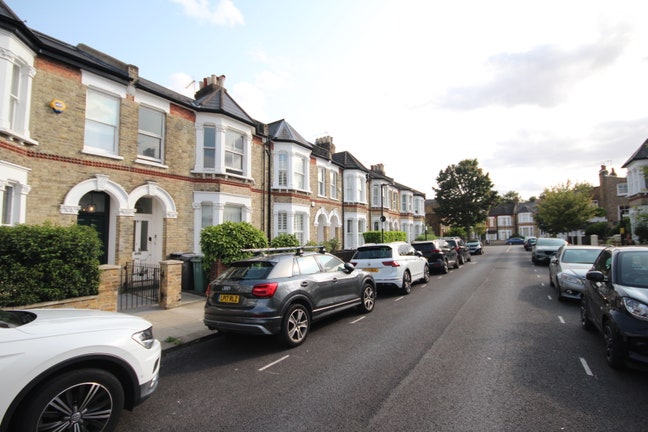 Spacious 3 Bed Flat - Avail Now - West Hampstead Main Photo
