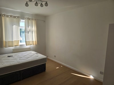 Modern Double Room in Quiet Bushey Cul-de-Sac Main Photo
