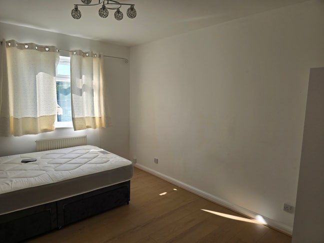 Modern Double Room in Quiet Bushey Cul-de-Sac Main Photo
