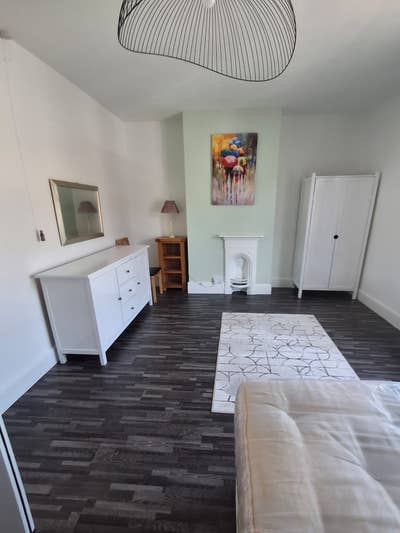 Newly refurbished large double room  Main Photo