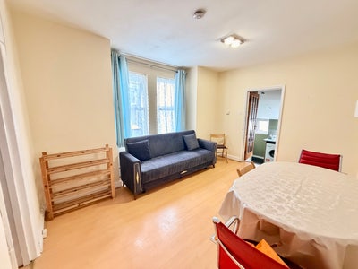 3 bed flat in Tooting Broadway Main Photo