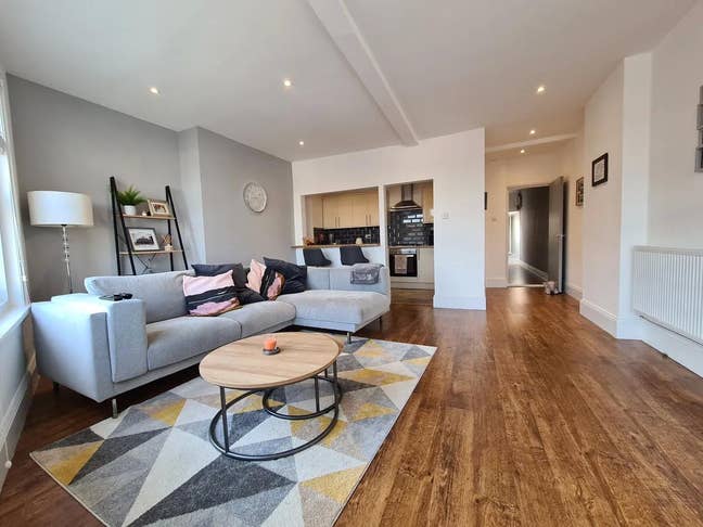 🤩Large 2 Bedroom Flat Central Southsea - 2W/Cs 🤩 Main Photo