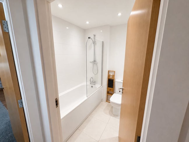 Looking for flatmate in 2 bed apartment Main Photo
