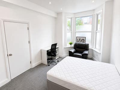 Bright Double Room | 7 Mins to Elizabeth Line Main Photo