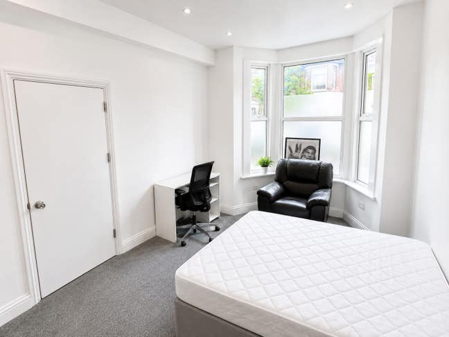 Bright Double Room | 7 Mins to Elizabeth Line Main Photo