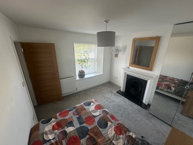 1 room available on Hanham High street  Main Photo