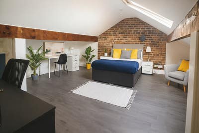 💥 Spacious Attic. Sharing with 2 housemates✨ Main Photo