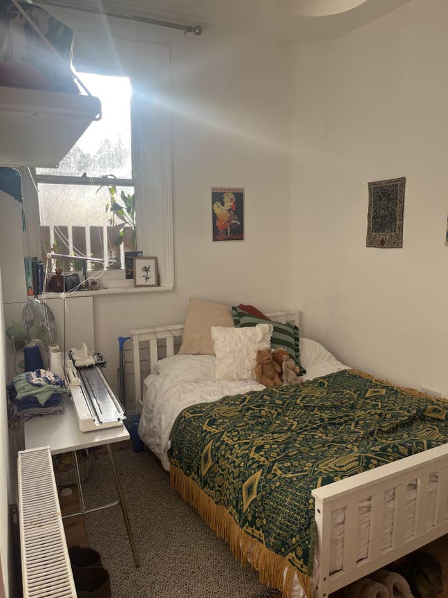 Room to rent in 3 bed flat (Women preferred) Main Photo