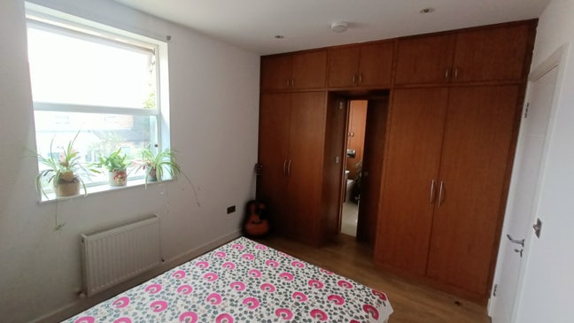 Bedroom with own shower room and toilet. Main Photo